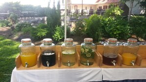 Un espace dédié aux boissons, équipé de plusieurs distributeurs.