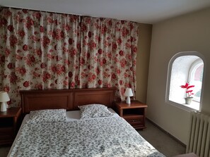 Deluxe tweepersoonskamer, 1 kingsize bed, uitzicht op park | 1 slaapkamer, verduisterende gordijnen, een strijkplank/strijkijzer