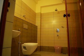 Premium-Doppelzimmer (AC) | Badezimmer | Dusche, kostenlose Toilettenartikel, Handtücher