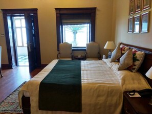 Habitación Deluxe | Cortinas blackout, tabla de planchar con plancha y camas extra