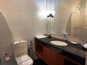 Habitación Deluxe | Baño | Regadera y pantuflas