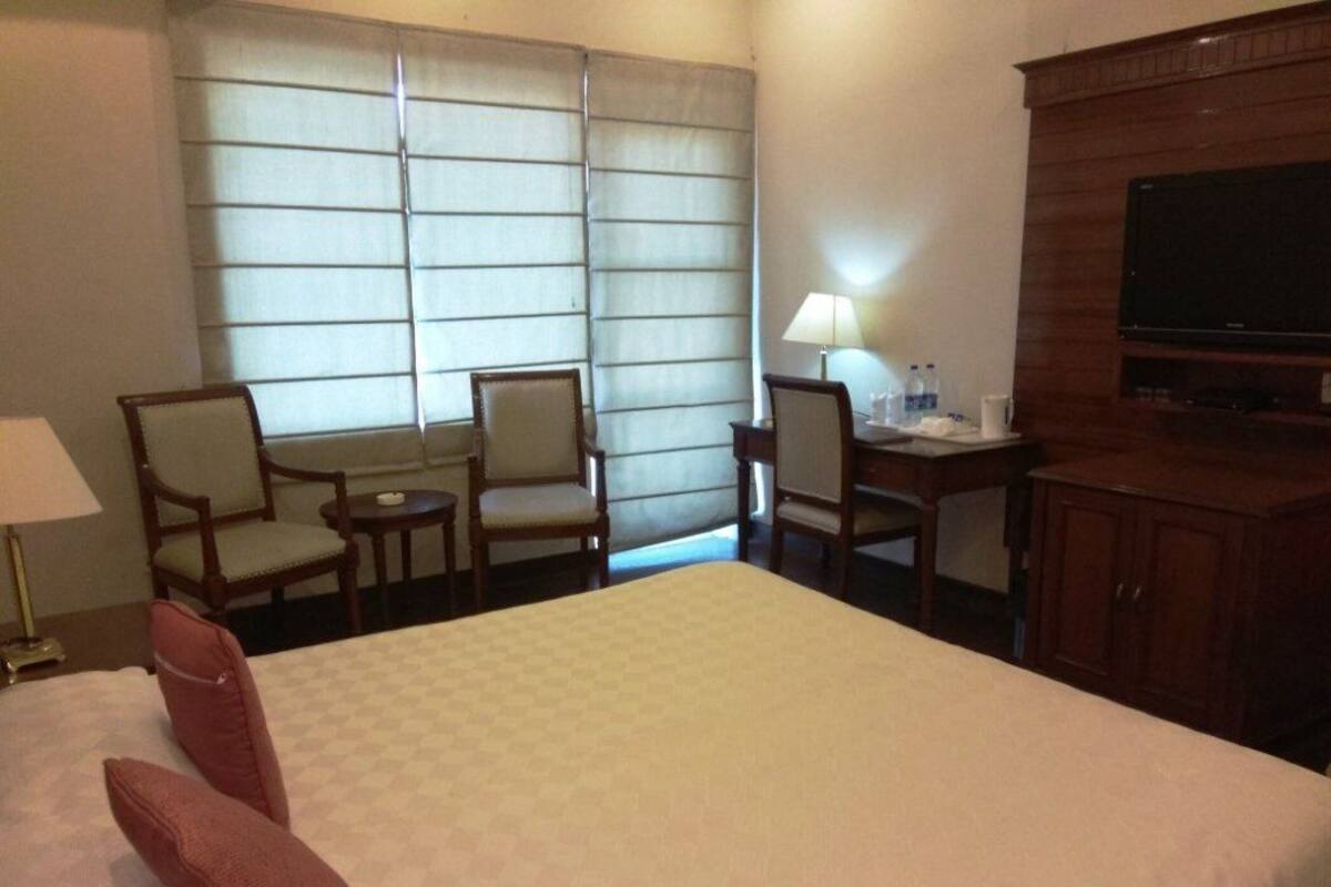 Habitación Deluxe, 1 cama King size, vista al valle | Cortinas blackout, tabla de planchar con plancha y camas extra