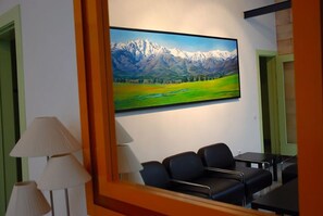 Coin salon dans le hall