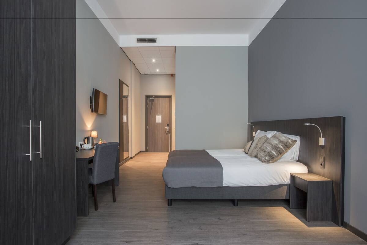 deluxe room | 1 bedroom, premium bedding, minibar, in-room safe