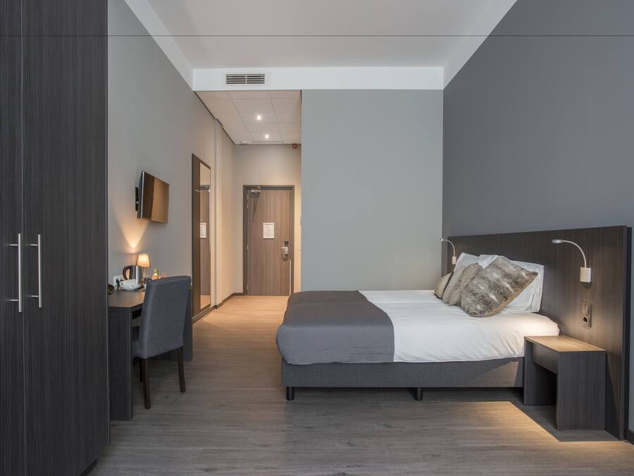 Deluxe Room | 1 bedroom, premium bedding, minibar, in-room safe