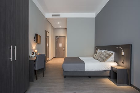 1 habitación, ropa de cama de alta calidad y minibar . Hotel Bladel