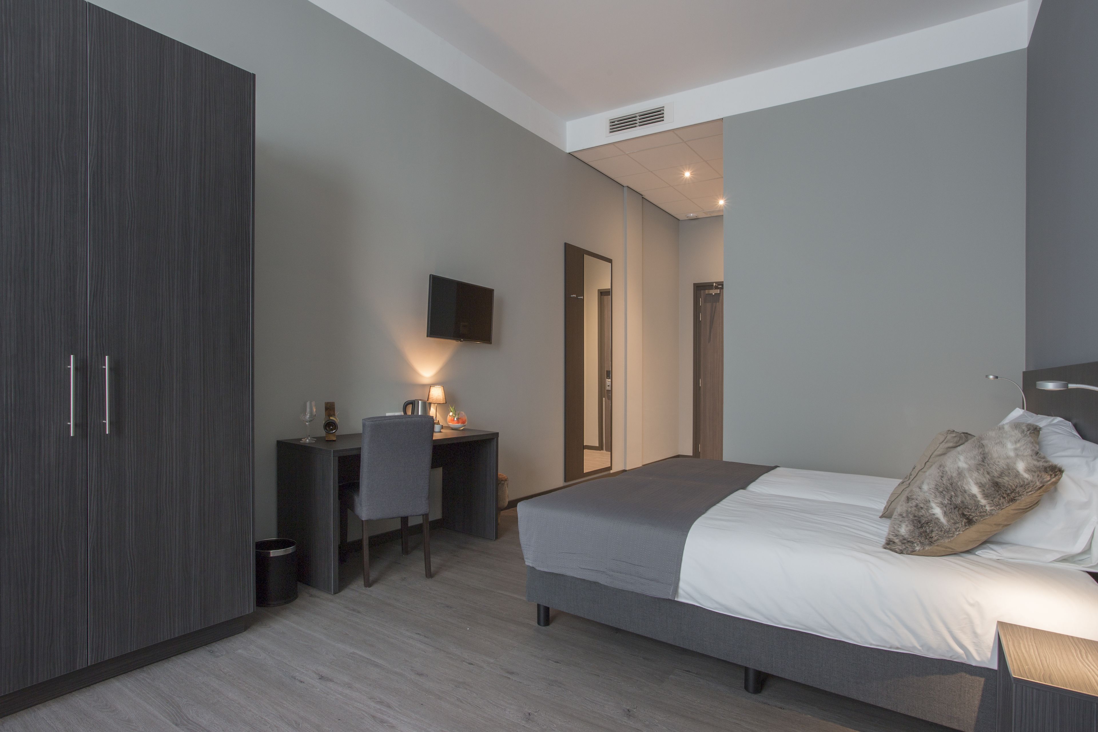 deluxe room | 1 bedroom, premium bedding, minibar, in-room safe