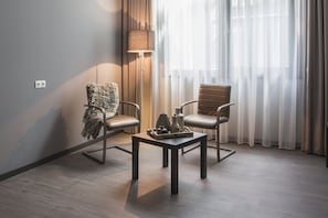 Habitación Deluxe | 1 dormitorio, ropa de cama de alta calidad, minibar y caja fuerte