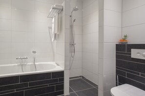 Articles de toilette gratuits, sèche-cheveux, serviettes fournies