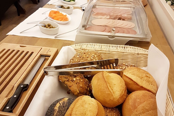 Tägliches Frühstücksbuffet (15 EUR pro Person)