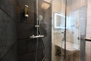 Habitación individual City | Baño | Ducha, artículos de higiene personal gratuitos y secador de pelo