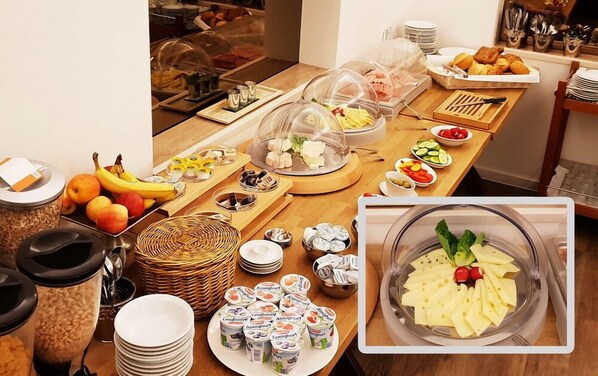 Petit déjeuner buffet (15 EUR par personne)