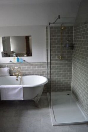 Suite Supérieure (Super King Room) | Salle de bain | Articles de toilette de luxe, sèche-cheveux, peignoirs