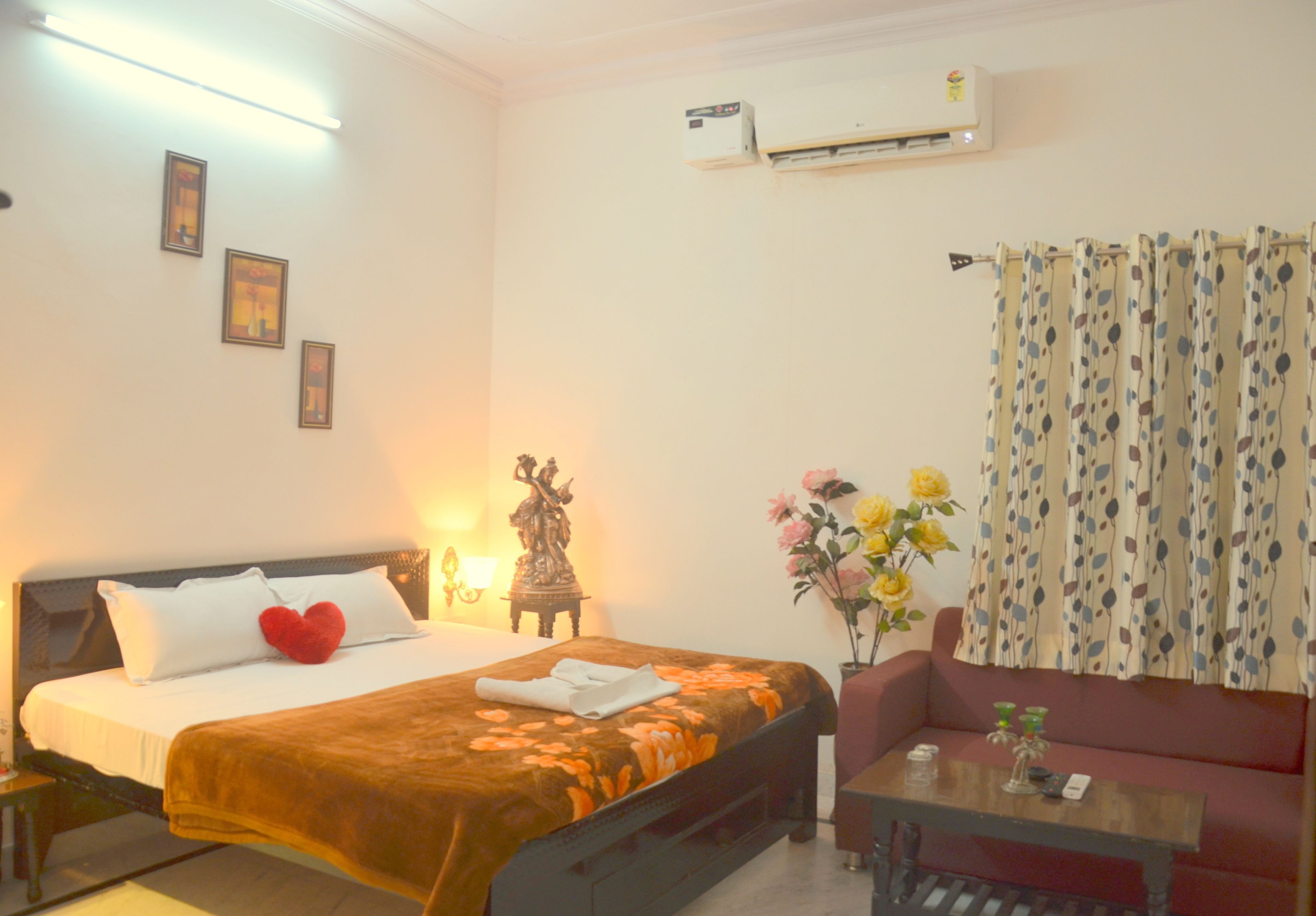 In-room safe, blackout drapes, free WiFi