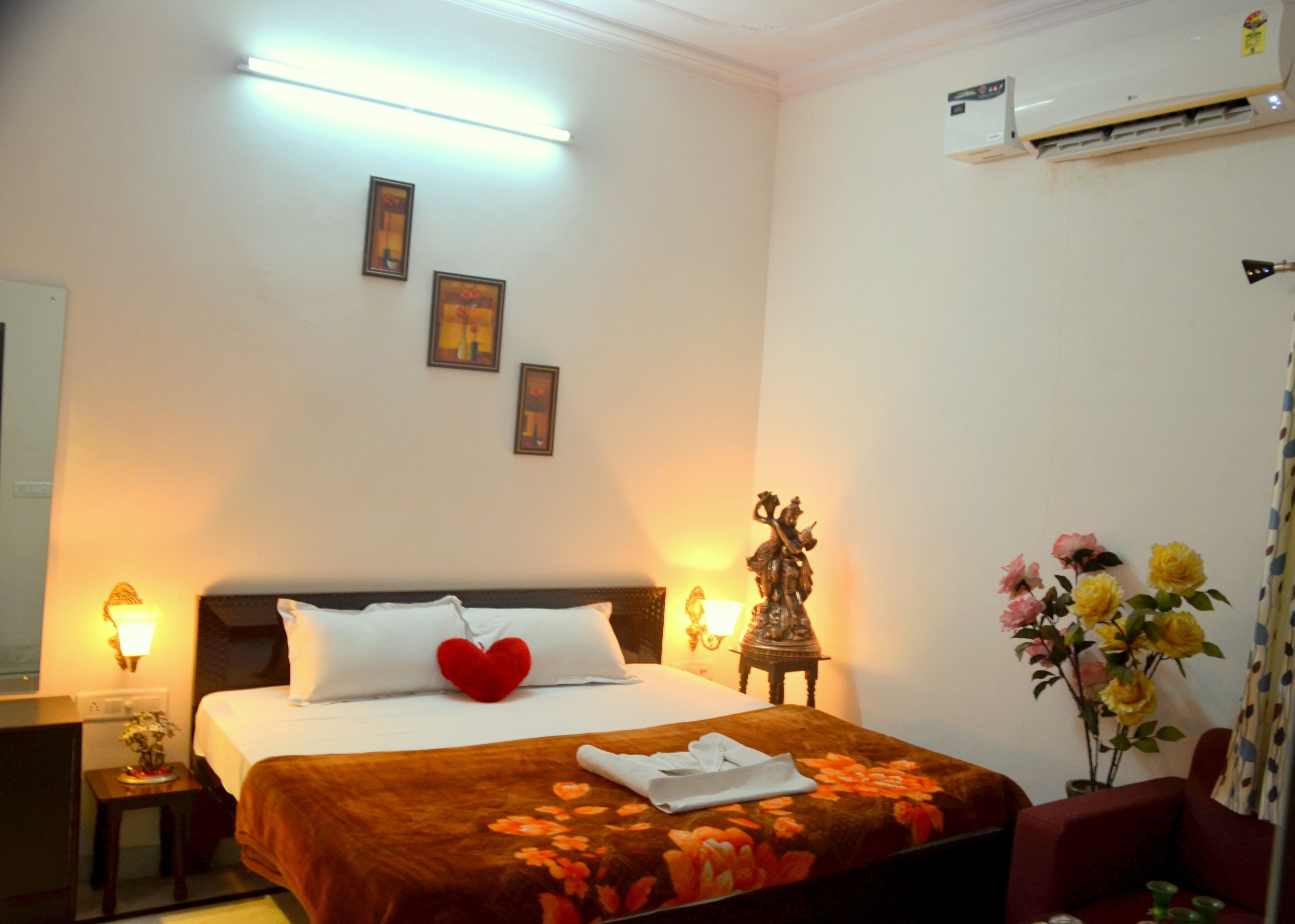 In-room safe, blackout drapes, free WiFi