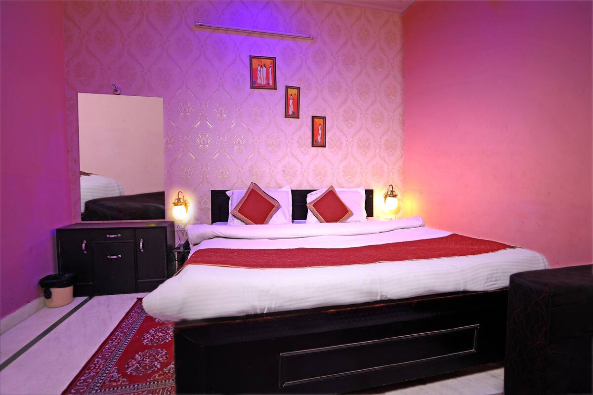 Gallery Room | In-room safe, blackout drapes, WiFi (free)