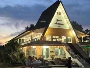 Fachada de la propiedad por la tarde o noche