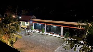 Breakfast, lunch, dinner served; Thai cuisine