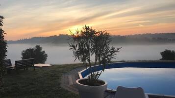 Piscina a l'aire lliure i gandules
