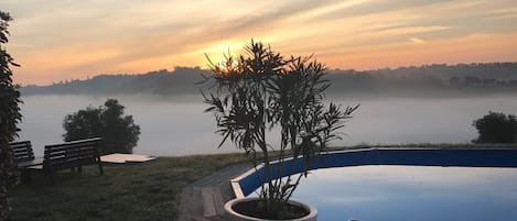 Piscine extérieure, chaises longues