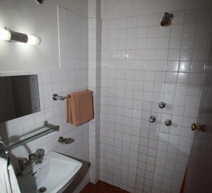 Shower, free toiletries - Mandap Hotel (Kathmandu)