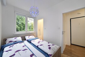 1 غرفة نوم ومكواة/لوح كي وملاءات أسرّة