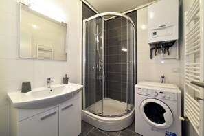 Apartment, Balcony | Bathroom | Shower, free toiletries, hair dryer, towels - Apartment 3 HEARTS (Zagreb)