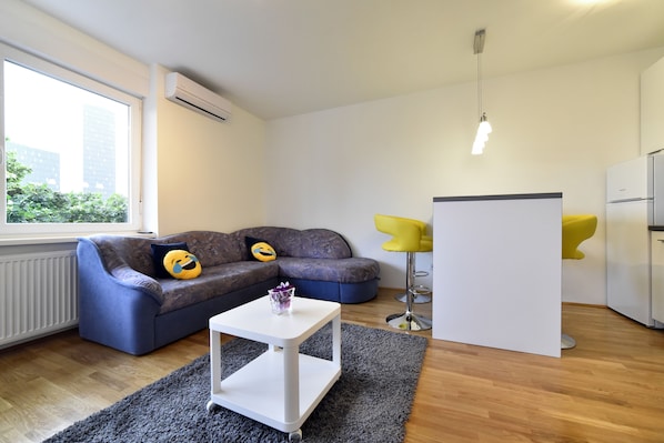 Apartment, Balcony | Living area | Flat-screen TV, Netflix