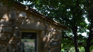 A stone building with a window and a 'POOL' sign. - Chambres d'hôtes Sous les Chênes (Lussan)