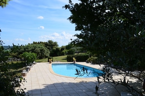 Una piscina al aire libre