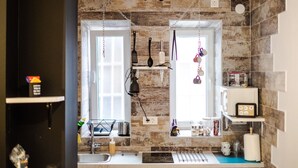 Appartement | Privékitchenette | Een koelkast, een kookplaat, een kinderstoel
