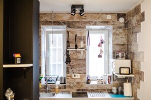 Lägenhet | Eget pentry | Kylskåp, spishäll, barnstol och grytor/köksredskap