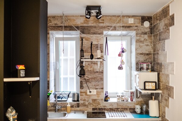 อพาร์ทเมนท์ | ครัวขนาดเล็กส่วนตัว | ตู้เย็น, เตาประกอบอาหาร, เก้าอี้กินข้าวสำหรับเด็ก