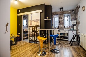 อพาร์ทเมนท์ | ครัวขนาดเล็กส่วนตัว | ตู้เย็น, เตาประกอบอาหาร, เก้าอี้กินข้าวสำหรับเด็ก
