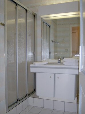 Shower, free toiletries, hair dryer, towels - Village Club Yravals (Latour-de-Carol)
