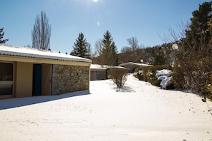 Ein Gebäude mit einer Steinfassade und einem mit Schnee bedeckten Dach.