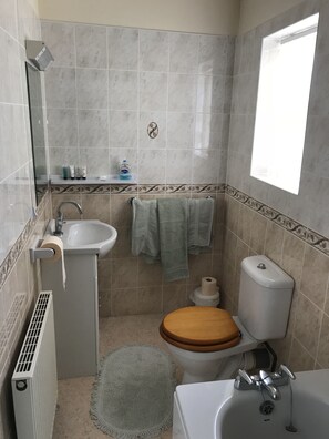 Deluxe Double Room | Bathroom | Free toiletries, hair dryer, towels - Viking Guest House (Bridlington)