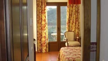Minibar, desk, soundproofing, iron/ironing board
