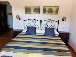 Minibar, desk, soundproofing, iron/ironing board