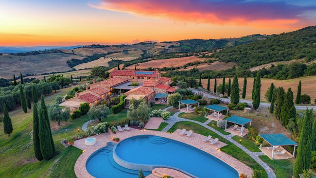 A villa with a swimming pool, outdoor seating, and a view of rolling hills. - Dimora Santa Margherita - Boutique Hotel (Cinigiano)