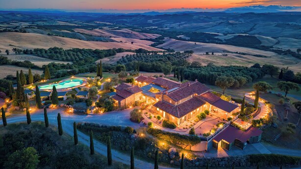 A large estate with multiple buildings, a swimming pool, and a well-maintained garden. - Dimora Santa Margherita - Boutique Hotel (Cinigiano)