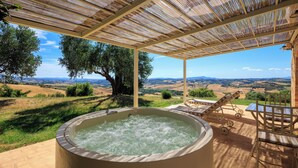 A hot tub with a view of rolling hills and a tree. - Dimora Santa Margherita - Boutique Hotel (Cinigiano)