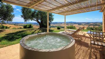 Luxury Suite, 1 Bedroom, Jetted Tub, Park View | Private spa tub