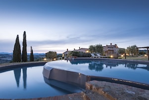 Una piscina al aire libre de temporada, una piscina infinita