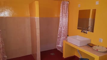 Triple Room | Bathroom | Free toiletries, towels