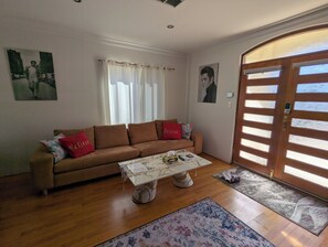 Comfort House | Living area | 48-inch flat-screen TV with satellite channels, TV, table tennis - Lake Estate Stay (Ballajura)