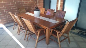 Outdoor banquet area - Lake Estate Stay (Ballajura)