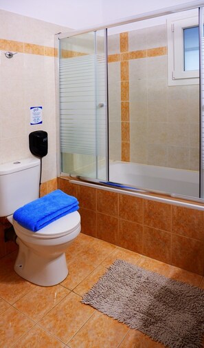 Villa | Bathroom | Combined shower/bathtub, free toiletries, hair dryer, slippers