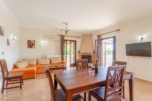 Villa | Cuisine privée | Réfrigérateur grande capacité avec congélateur, four à micro-ondes