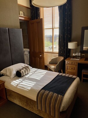 Escritorio, tabla de planchar con plancha, wifi gratis y ropa de cama